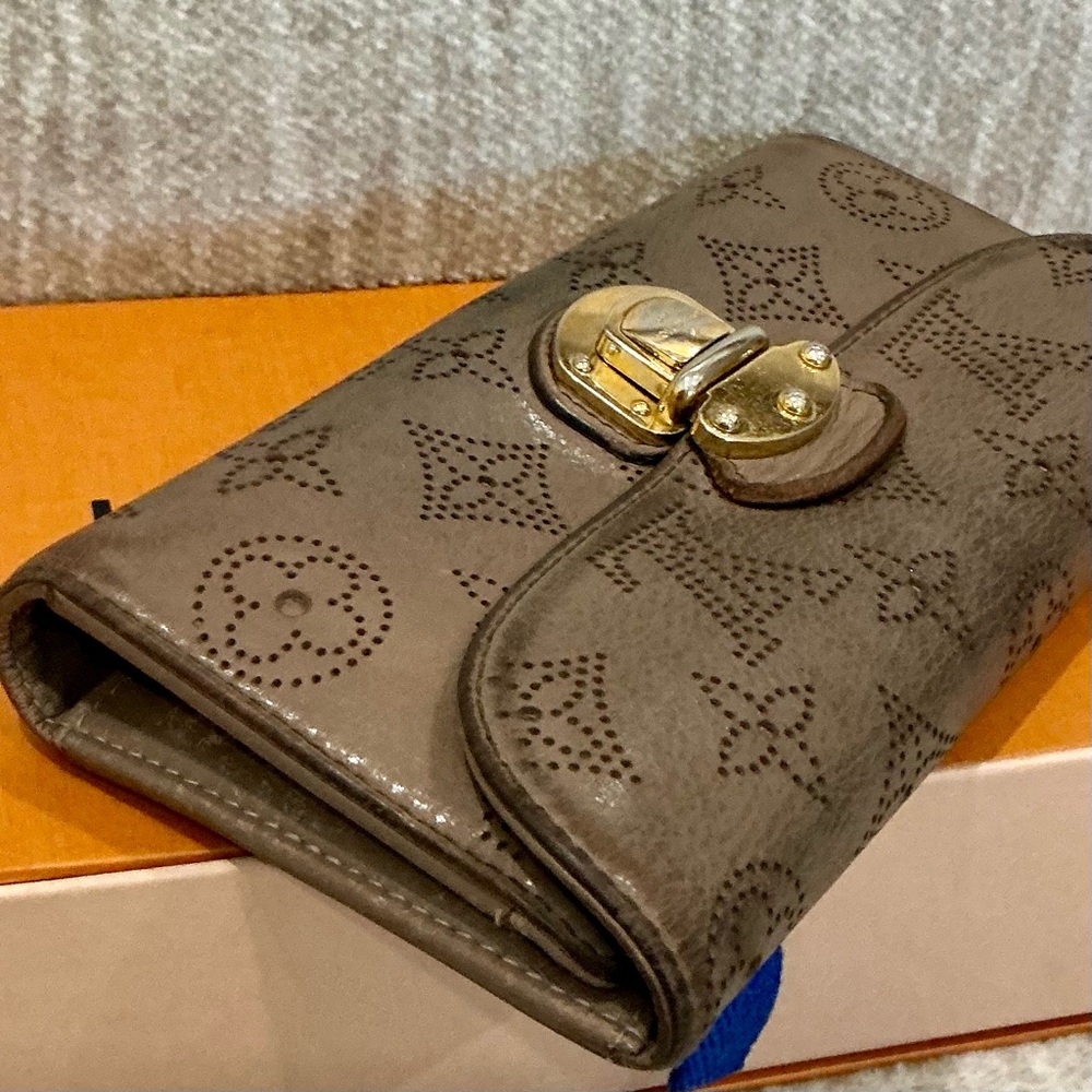 ✨💎LOUIS VUITTON💎✨ MAHINA WALLET WITH BOX AND GIFT! - Picture 3 of 12